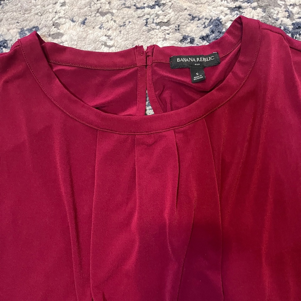 Banana Republic Factory polyester spandex long sleeve raspberry pleated shirt